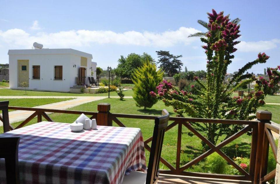 Villa Lembos Hotel Karpaz Rizokarpaso エクステリア 写真
